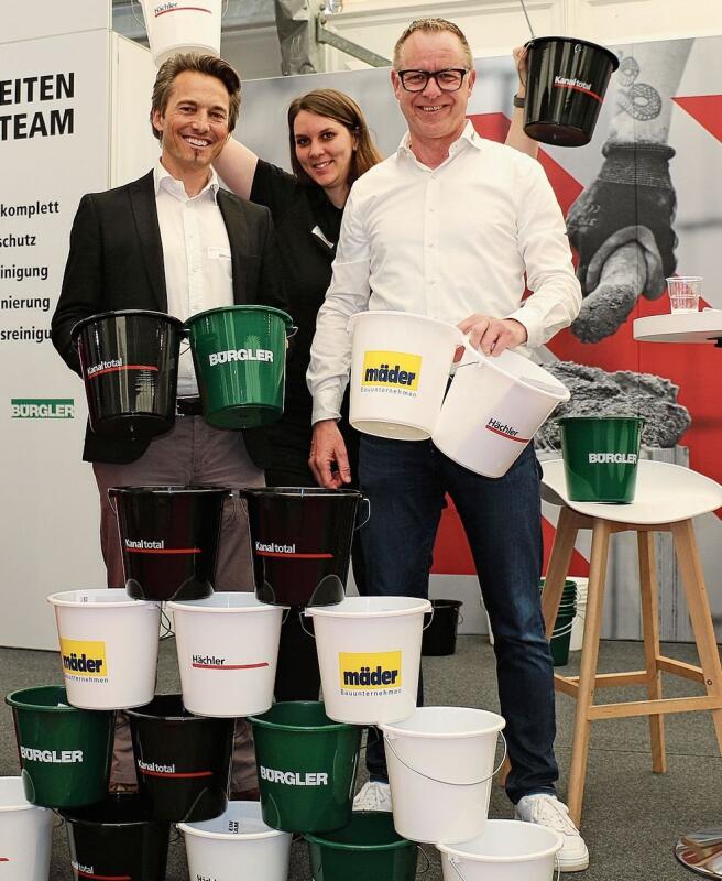 Hächler-Gruppe: Oliver Zryd, Joachim Lorch und Michaela Vock verteilten kleine Plastikkübel. bär