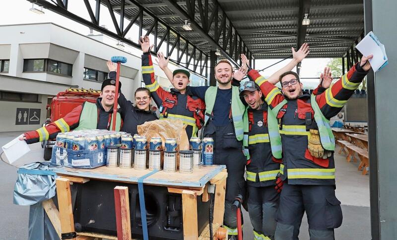 Die Feuerwehr Chestenberg nahm das Bier im Wagen mit.gk