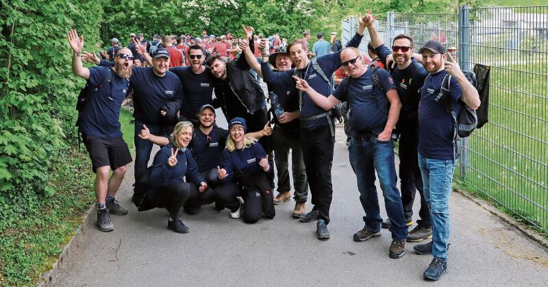 Die Feuerwehr 
               Spreitenbach-Killwangen posiert in der Aue in Baden.Gaby Kost
