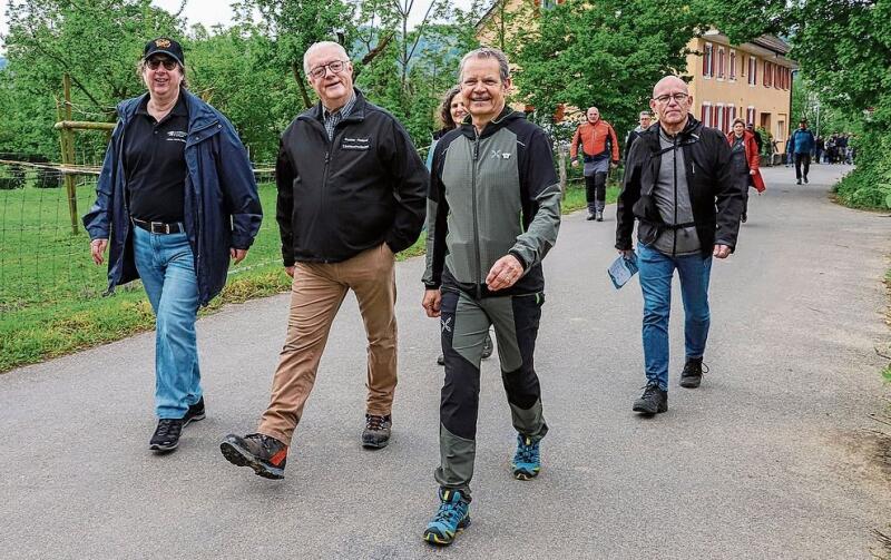 Nebst den Feuerwehren war auch eine Behördengruppe unterwegs (v.l.n.r.): Niklaus Vonder Mühll (AFV), Roland Kuster (Gemeindeammann Wettingen), Urs Ribi (AGV), Christian Oberholzer (Einwohnerratspräsident Wettingen).gk