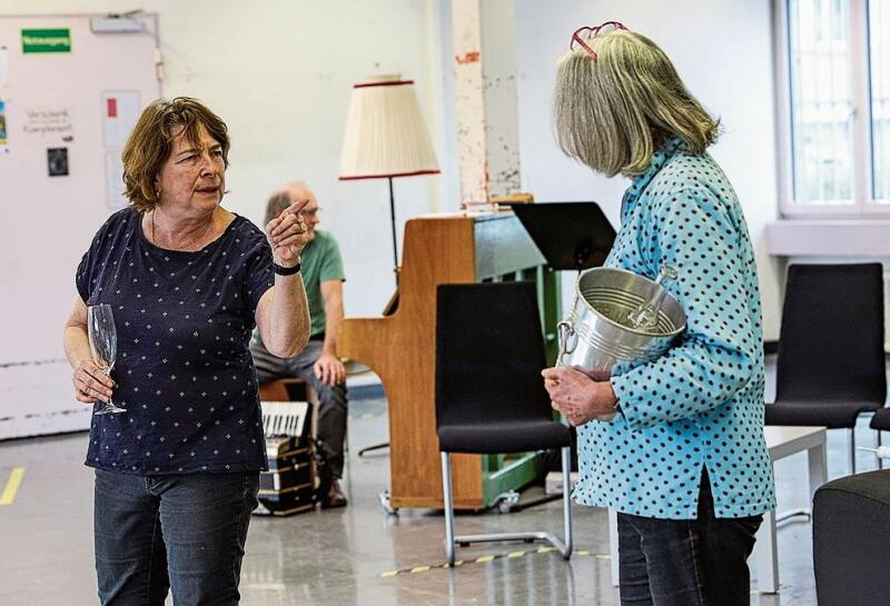 Gisela Aeschbach (l.) in einer Theaterszene.Gaby Kost