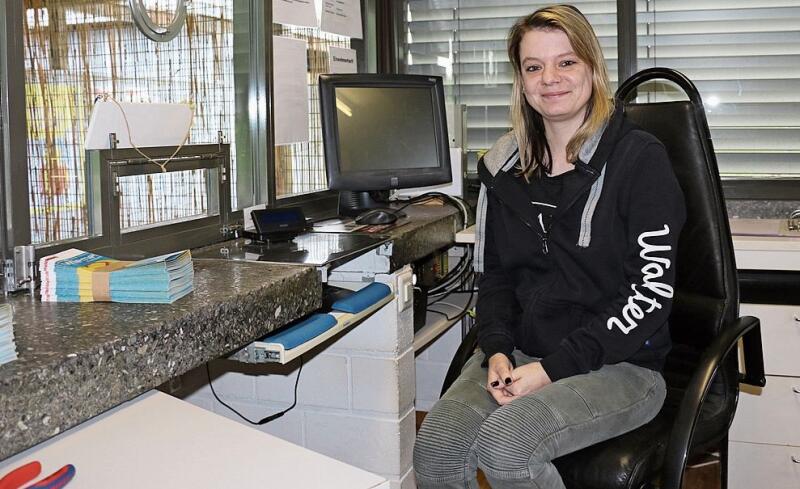 Jasmine Baumann, eine der vier Frauen an der Kasse. bär