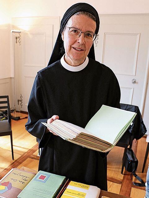 Priorin Irene Gassmann mit einem der Bücher aus dem Nachlass. Melanie Bär