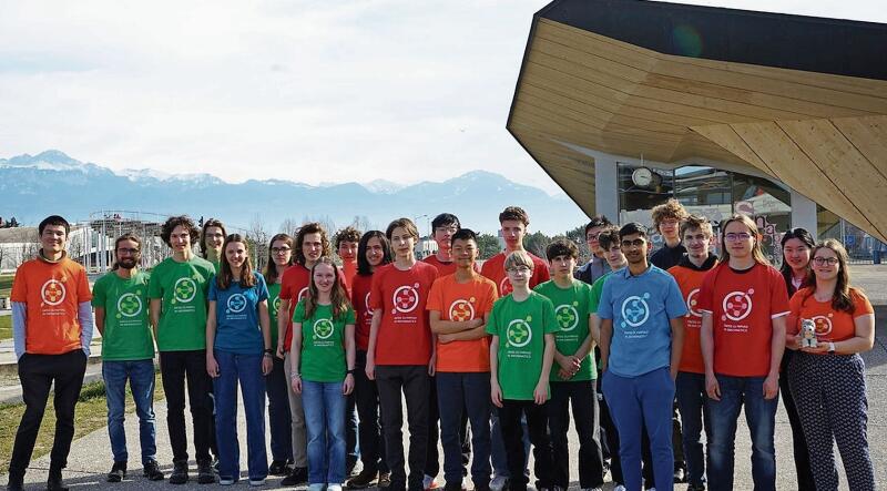 Finalistinnen und Finalisten mit Levin Glatz,    zweite Reihe, Dritter von rechts, vor dem Gebäude der Hochschule in Lausanne.  zVg