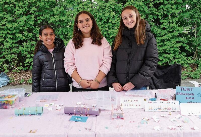 Samira, Sofia und Élise präsentieren ihre Kettenbomb-Schmuckstücke.gk