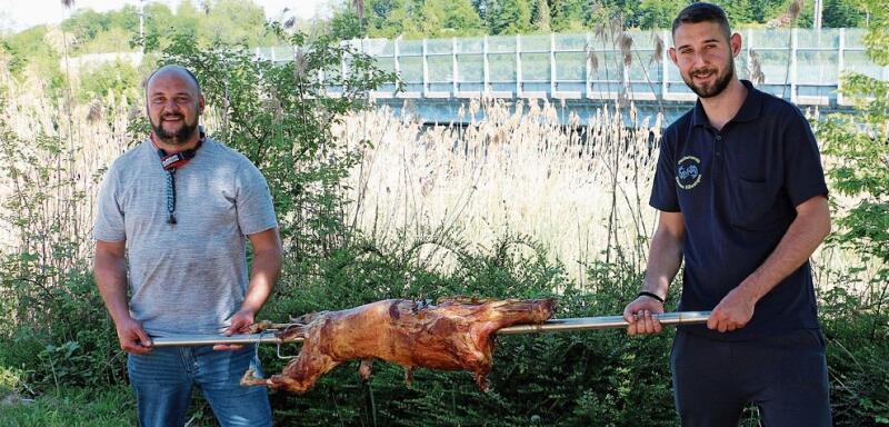 Dani Simion (l.) und Stefan Brankovic grillierten zwei Lämmer. bär