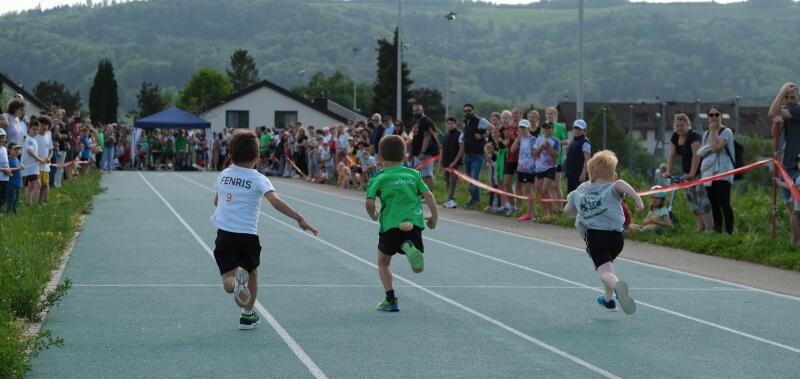 Angefeuert durch das Publikum fanden bei der Sprintbahn die Finalläufe statt.zVg