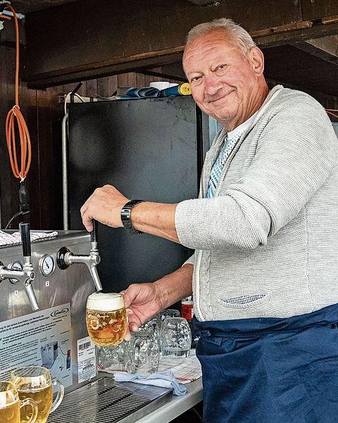 Ernst Frei schenkt Bier aus. gk