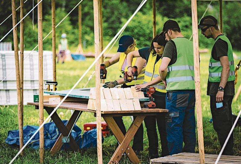 Gemeinsame Arbeit hier werden Bretter zusammengeschraubt. zVg