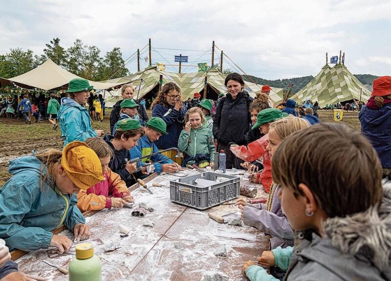 Beim Ateliers-Posten Steinschmeichler werden fleissig Steine geschliffen.gk