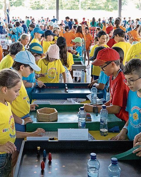 Die Kinder konzentrieren sich auf die diversen Brettspiele. gk