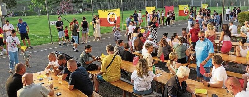 Trotz Matchabsage Die Gäste feiern ihren Verein. zVg