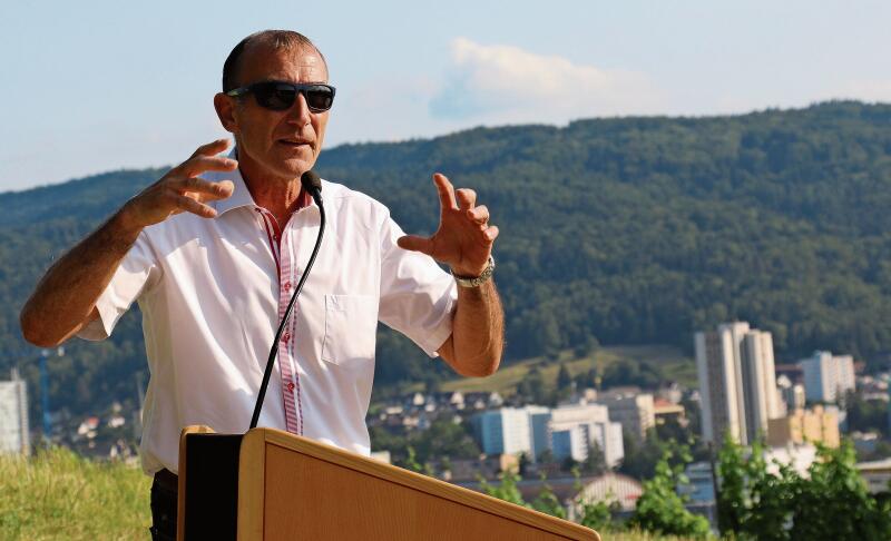 Gemeindeammann Anton Möckel erläutert die Entstehungsgeschichte.  bär