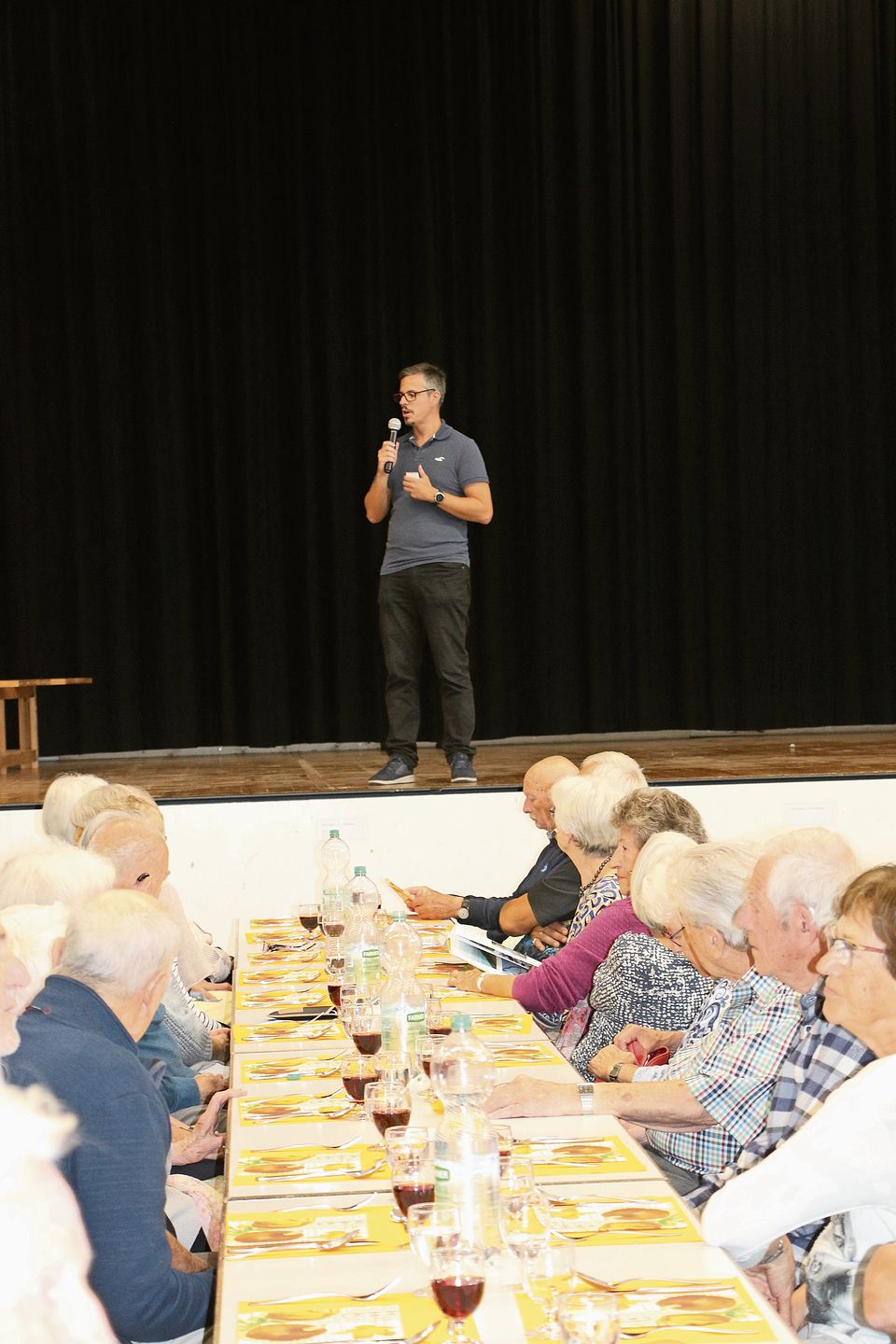 Lukas Wopmann begrüsst die Seniorinnen und Senioren. bär