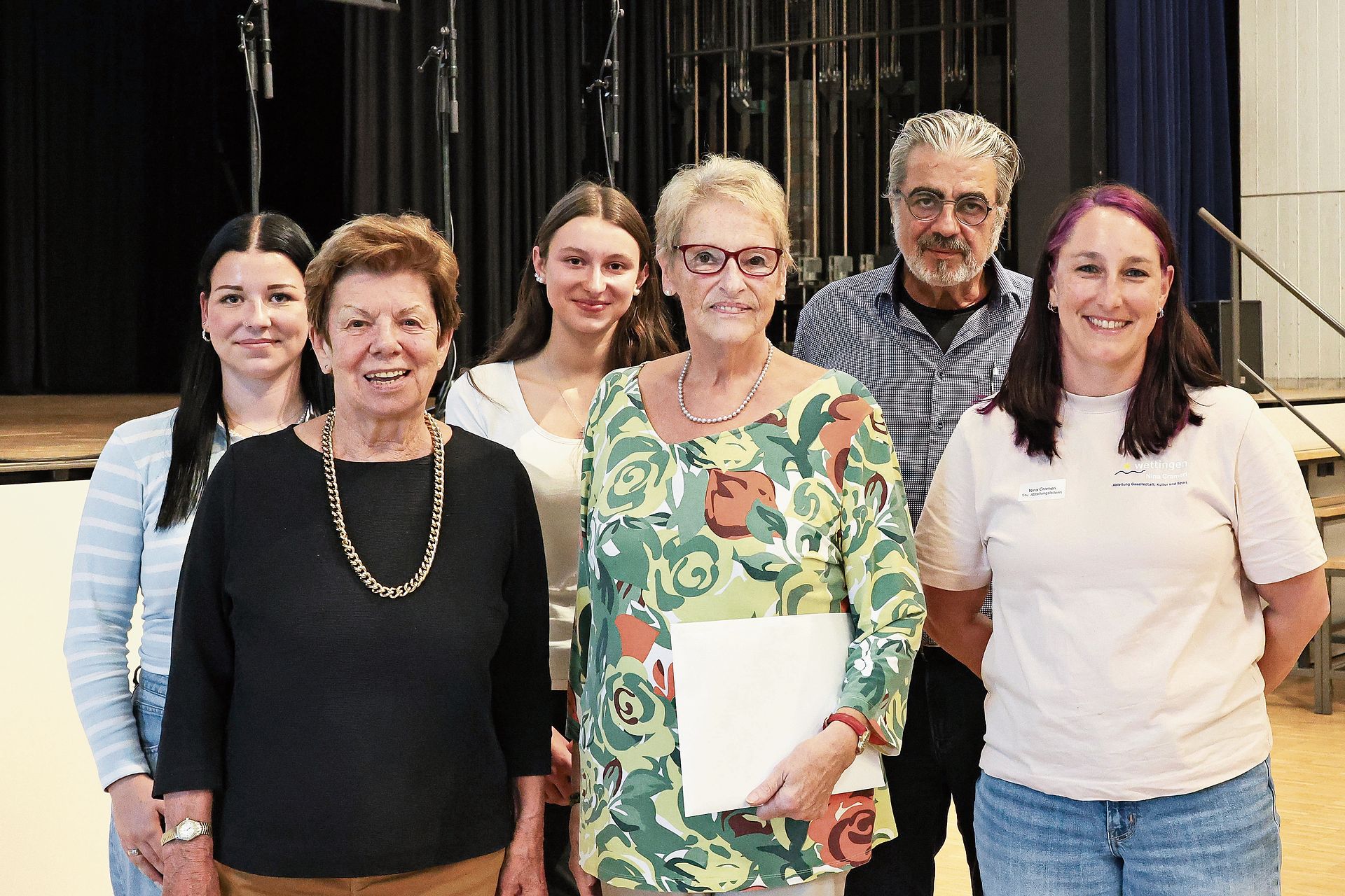Brigitta Abatangele (Mitte) bei der Preisverleihung mit Denise Stöcklin (l.), Gemeinderat Philippe Rey und Mitarbeiterinnen der Gemeindeverwaltung. gk