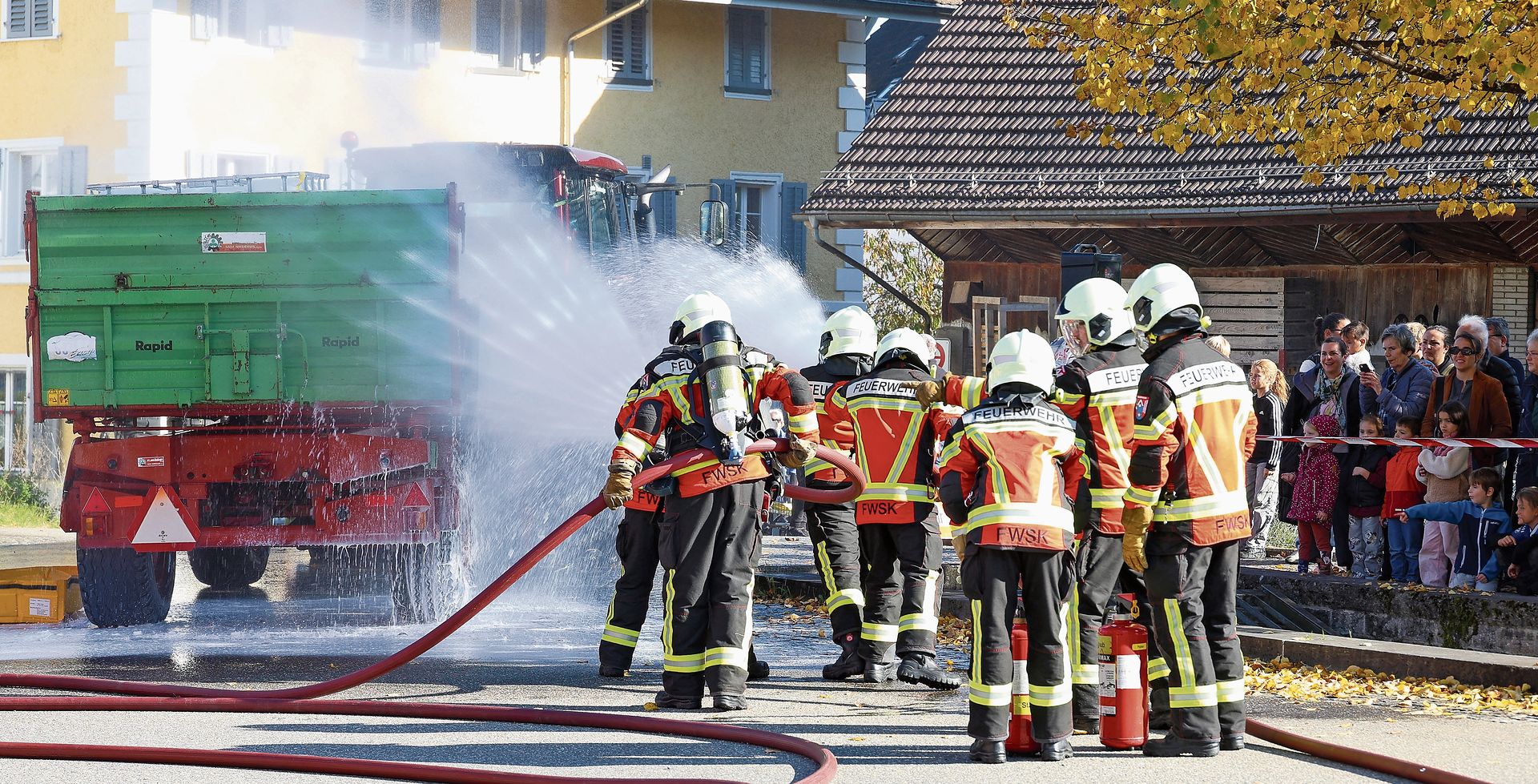 Das Feuer im Traktoranhänger wird mit Wasser,   Schaum und Pulver gelöscht.Gaby Kost