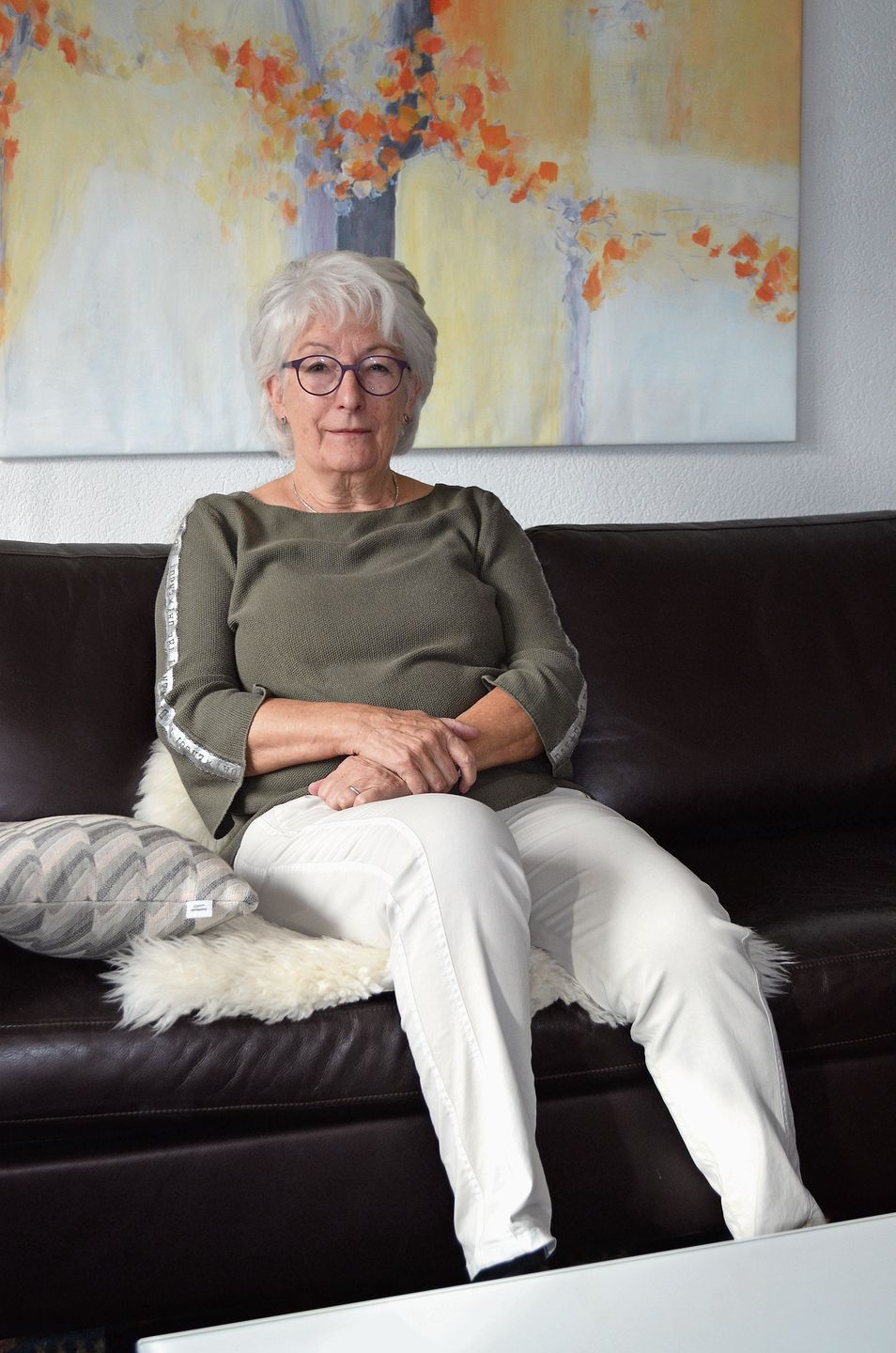 Hanni Schaffhauser hilft gern den Zweitklässlern im Textilen Gestalten.  Irene Hung-König Hanni Schaffhauser hilft gern den Zweitklässlern im Textilen Gestalten.  Irene Hung-König