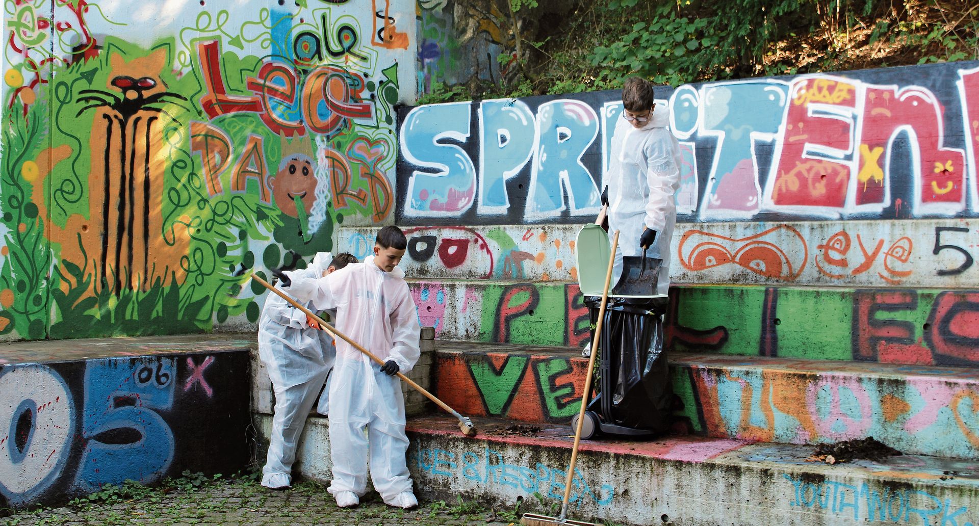 Die Jugendlichen reinigen die Stufen des Innenhofs.  zVg Die Jugendlichen reinigen die Stufen des Innenhofs.  zVg