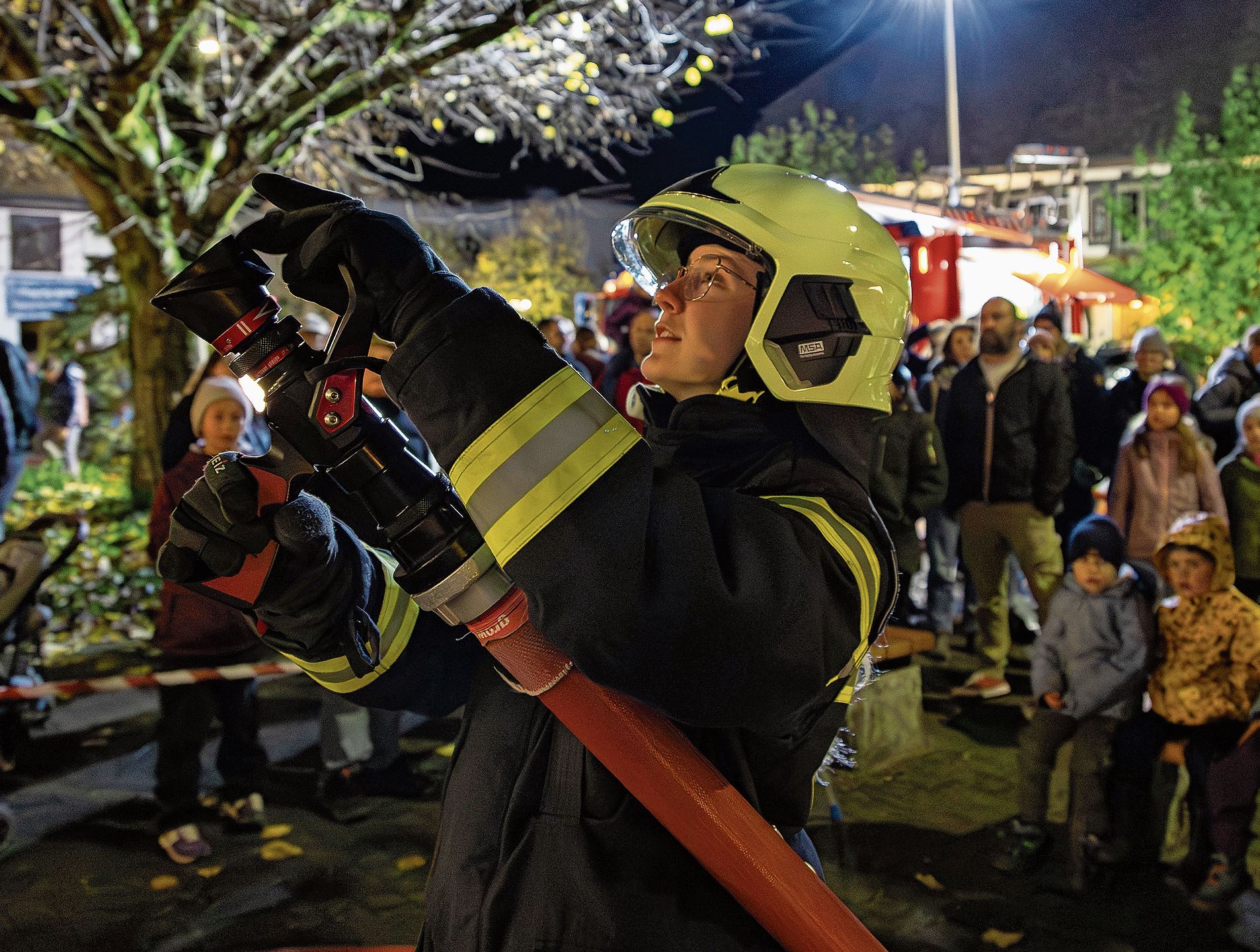 Viel Publikum beim simulierten Spritzeinsatz der Feuerwehrfrau.gk