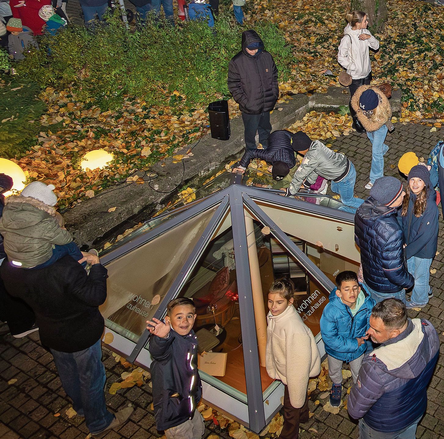 Durch das Pyramidenfenster wird eine Rettung verfolgt.gk