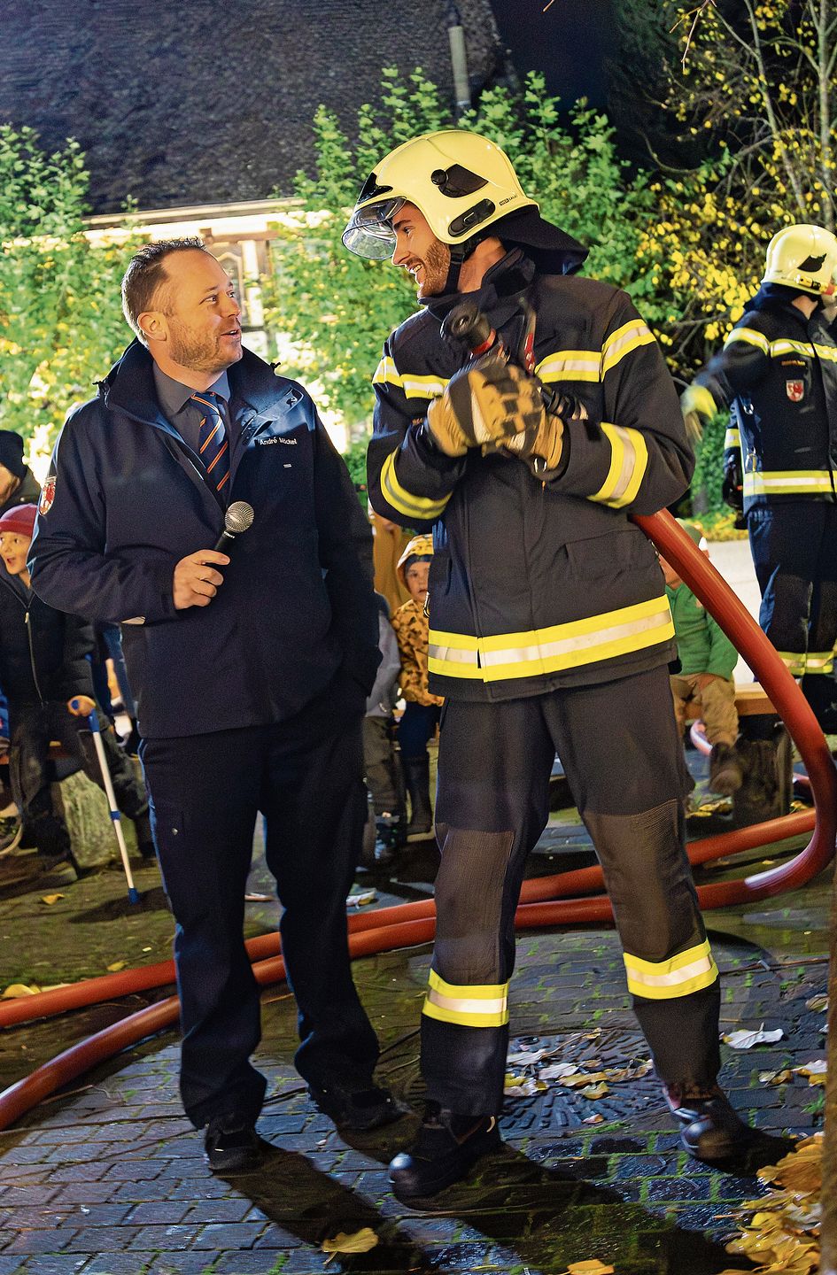 Moderator André Möckel (l.) kommentiert die Abläufe (hier im Gespräch mit einem Kollegen).gk