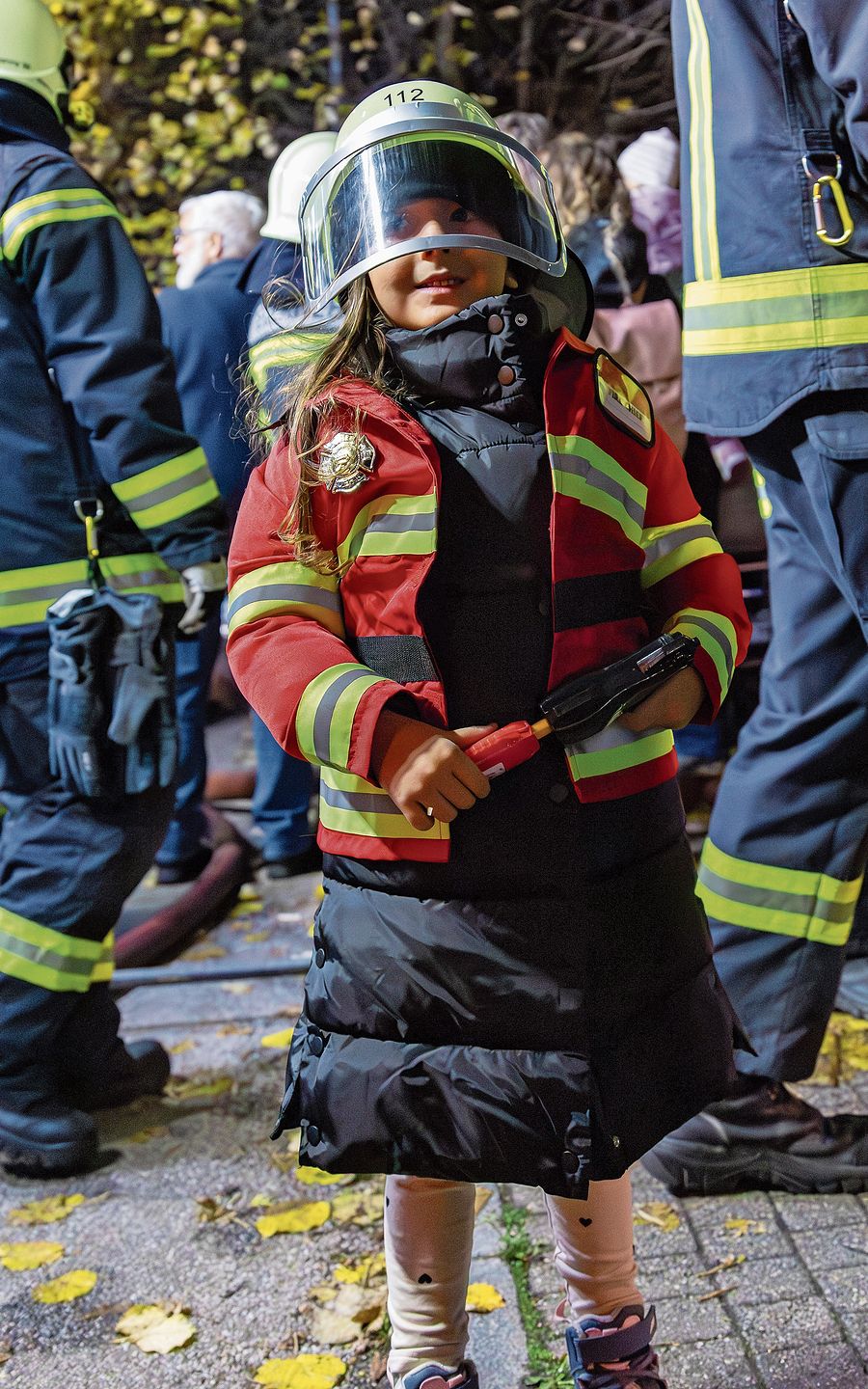 Diese kleine Zuschauerin liebt alles, was mit Sirenen zu tun hat, und ist entsprechend verkleidet.gk