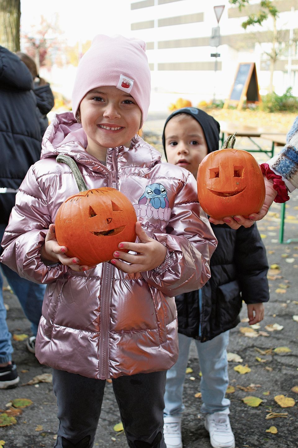 Geschafft: Tara fand Mund und Augen zu schnitzen am schwierigsten. bär Geschafft: Tara fand Mund und Augen zu schnitzen am schwierigsten. bär