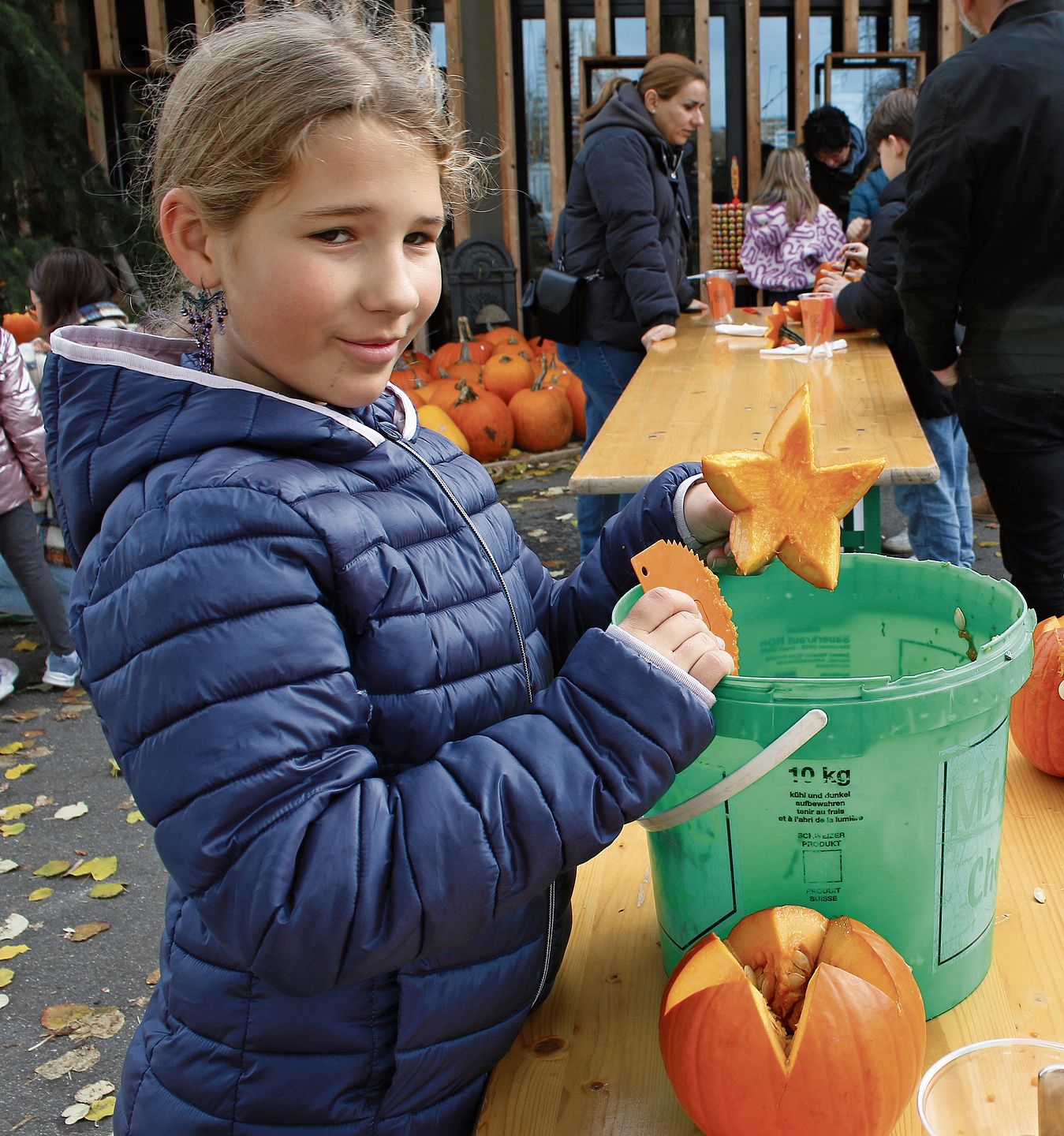 Sarina schafft aus dem «Abfall» einen schönen Stern. bär Sarina schafft aus dem «Abfall» einen schönen Stern. bär