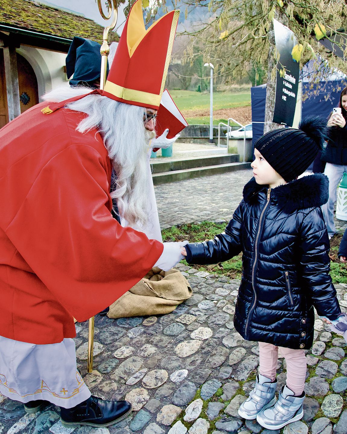 Der Samichlaus unterhält sich mit einem Mädchen. ste Der Samichlaus unterhält sich mit einem Mädchen. ste
