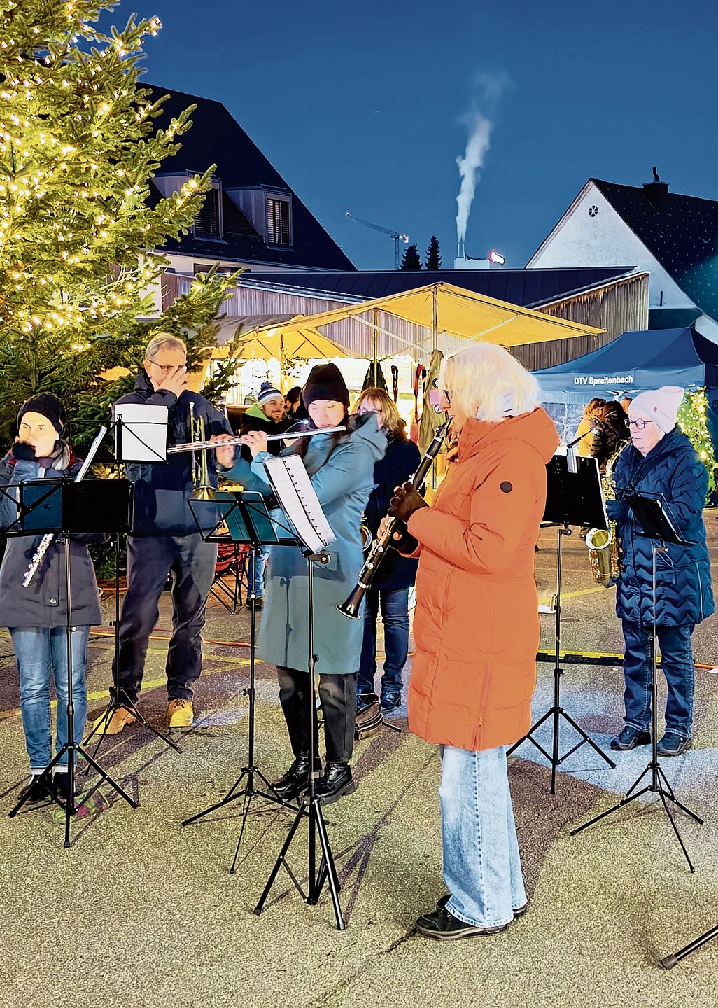 Die Musikgesellschaft Spreitenbach spielt einige Lieder. ste Die Musikgesellschaft Spreitenbach spielt einige Lieder. ste