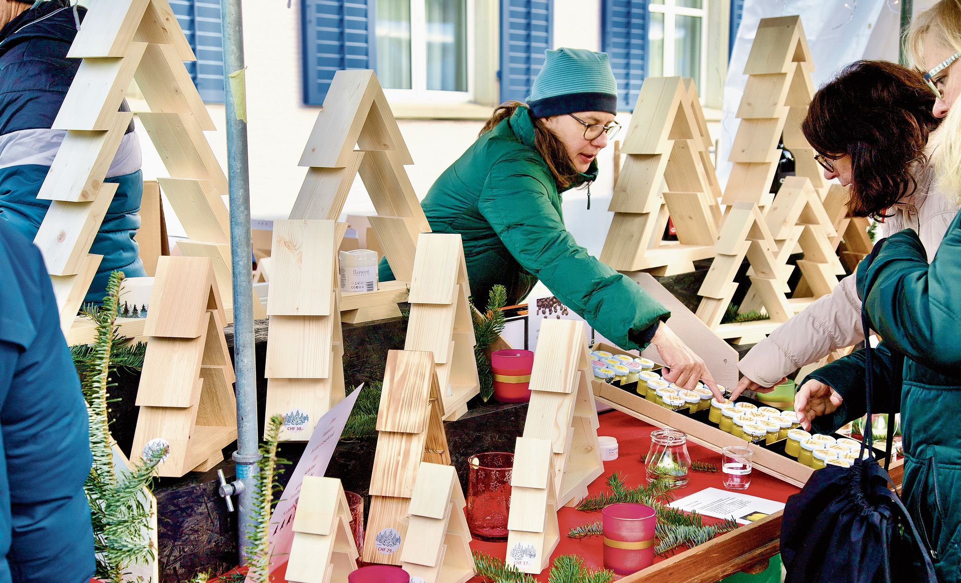 Sie verkauft Tannenbäume aus Holz. ste Sie verkauft Tannenbäume aus Holz. ste