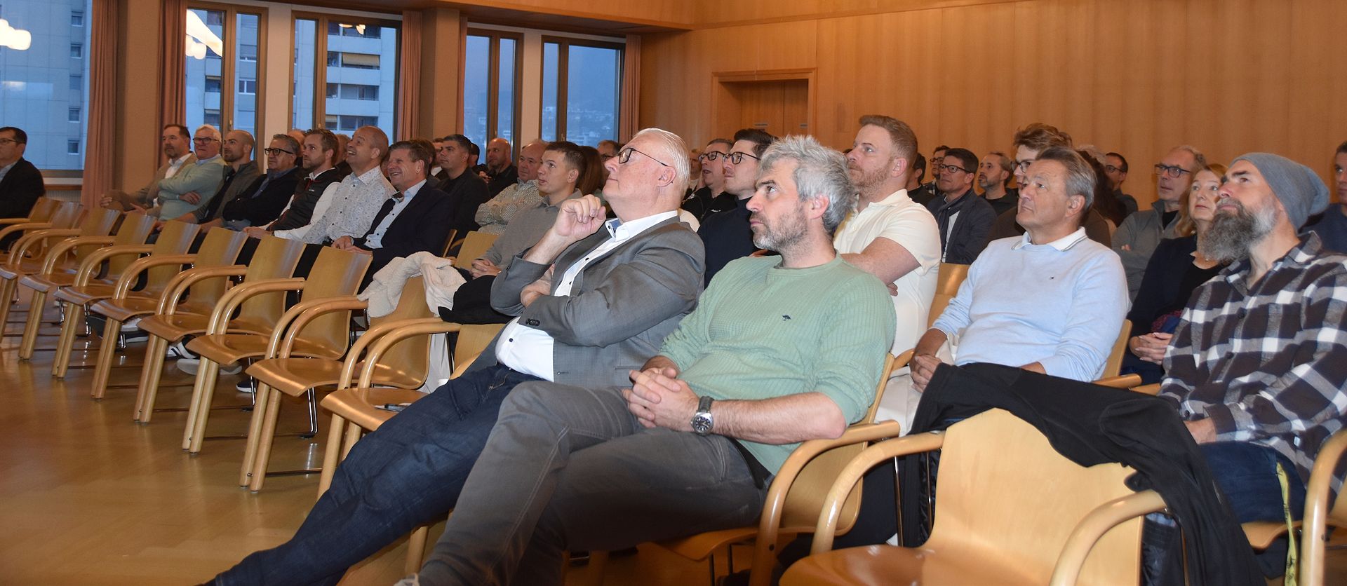 Vortrag über die «Golden Workers»: Ammann      Roland Kuster (v.l.) und Gemeinderat Sandro Sozzi hören zu. Stefan Biedermann