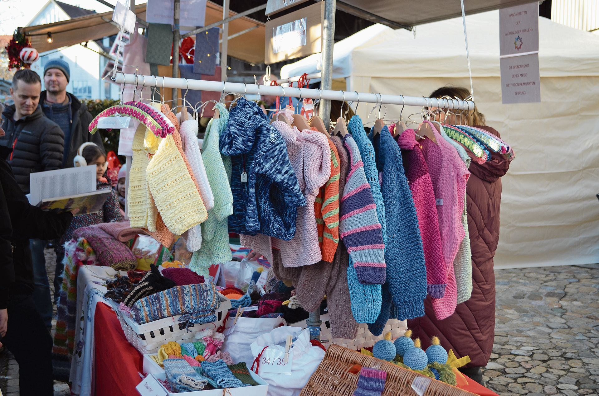 Gestricktes für Kleinkinder in der kalten Jahreszeit. ihk Gestricktes für Kleinkinder in der kalten Jahreszeit. ihk