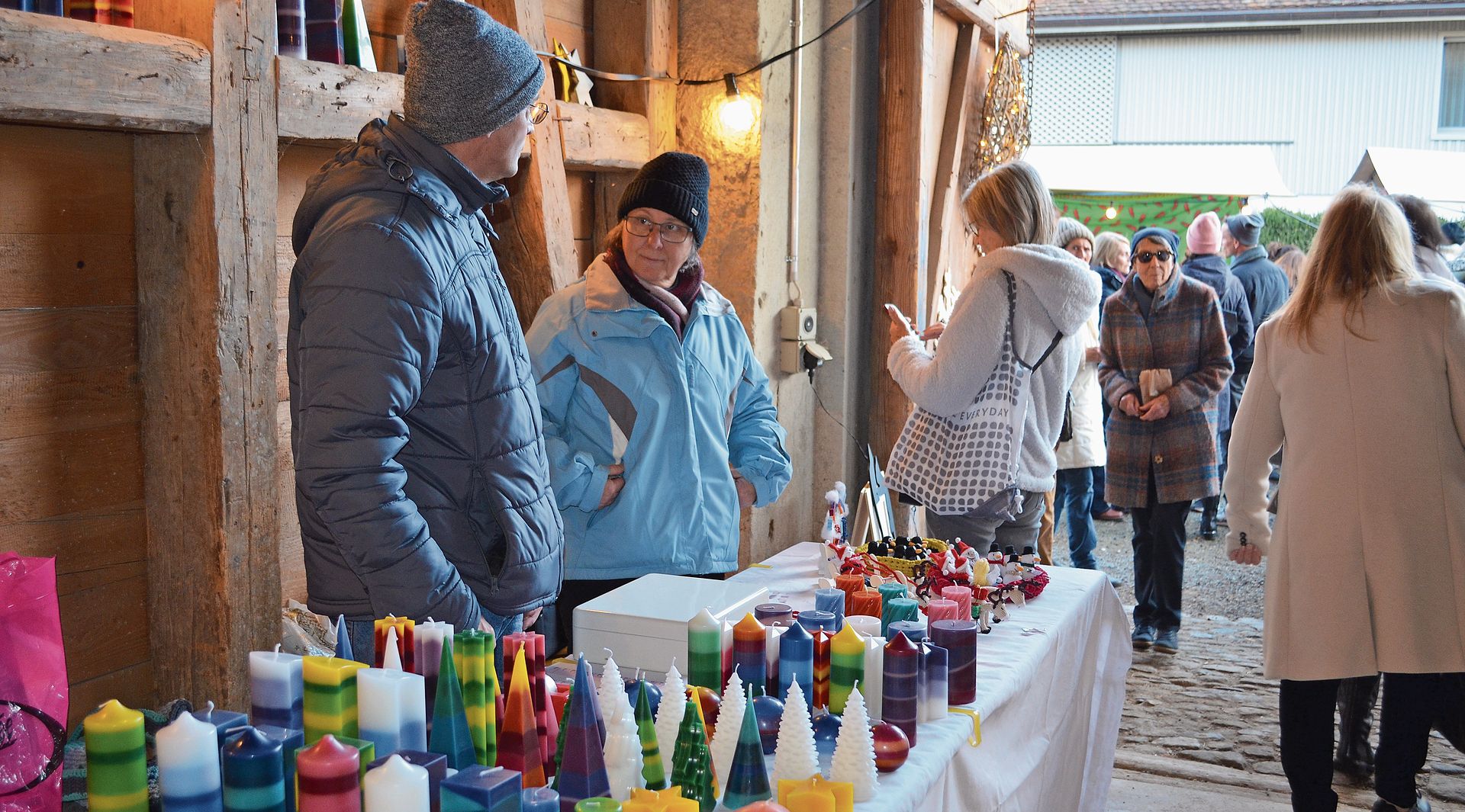 Farbige Kerzen gibt es in der Zentrumsscheune zu kaufen. ihk Farbige Kerzen gibt es in der Zentrumsscheune zu kaufen. ihk