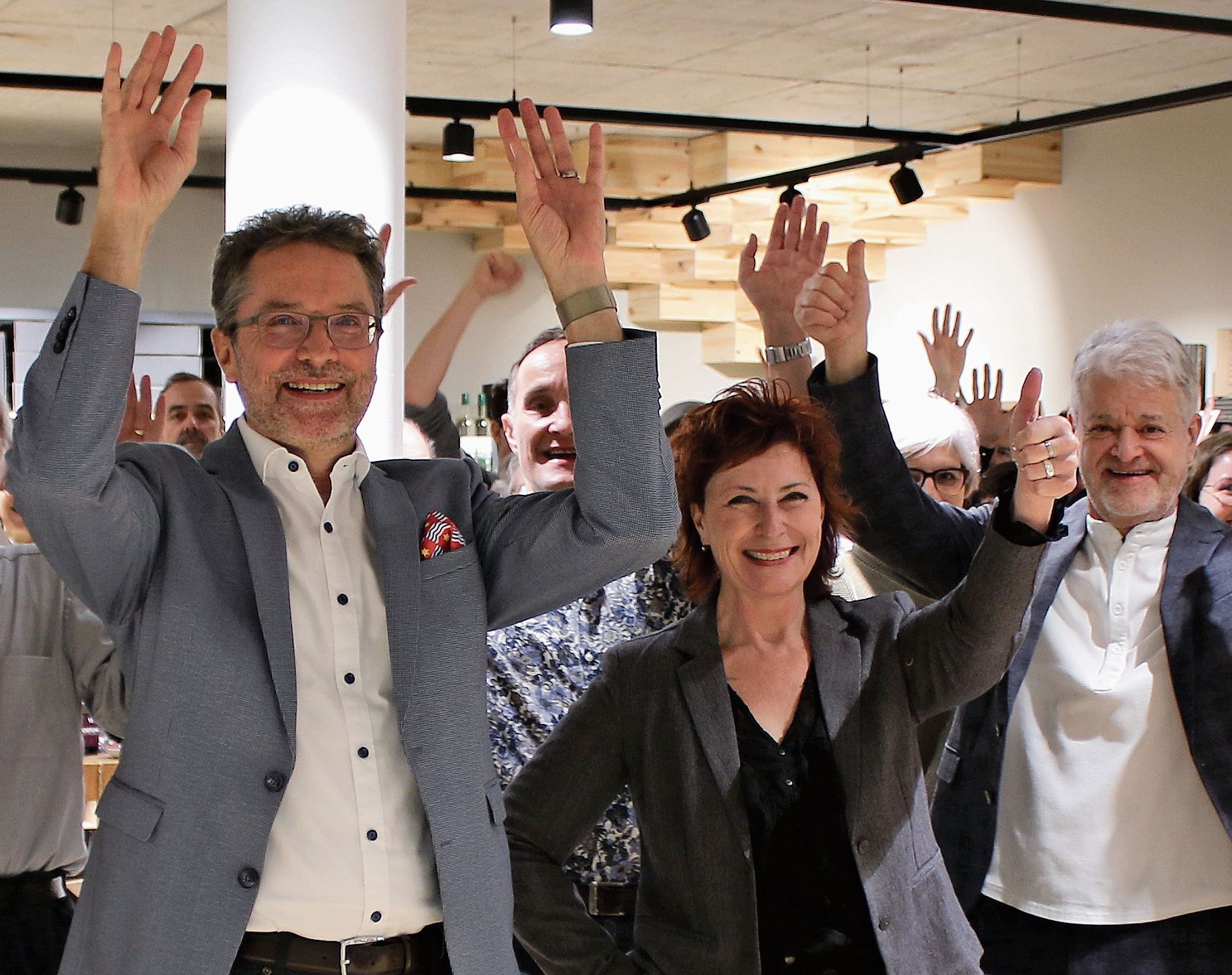 Jubel bei Christian Wassmer und der Präsidentin der Mitte-Ortspartei, Ursi Depentor, während der Wahlfeier. 	bär