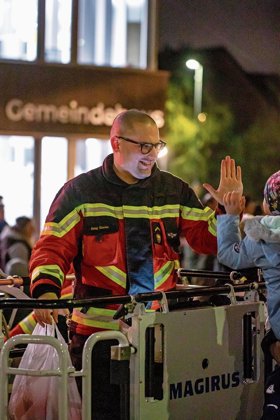 High Five vom Feuerwehrmann. reg High Five vom Feuerwehrmann. reg