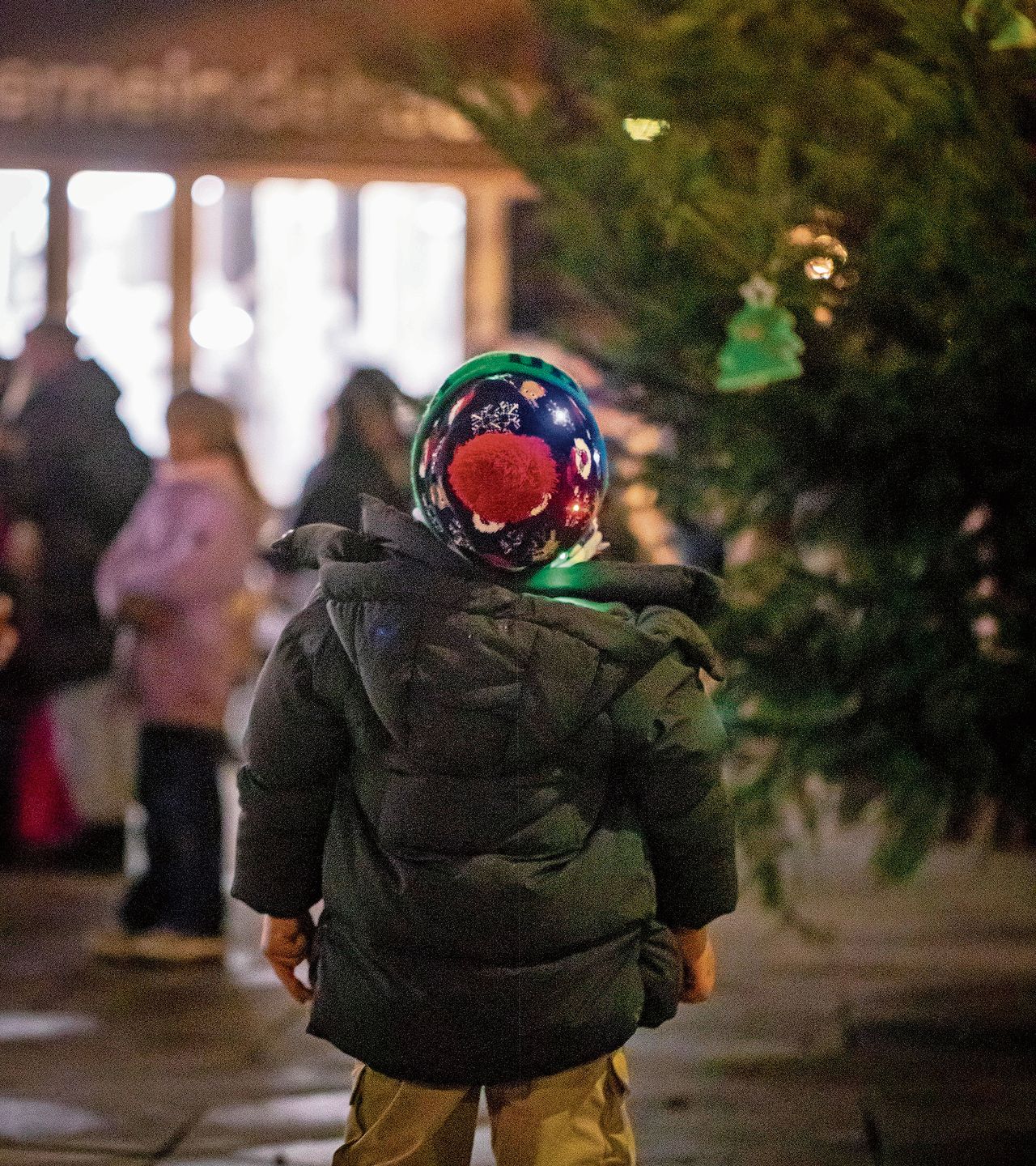 Blick nach oben zum riesigen Weihnachtsbaum. Roger Egloff Blick nach oben zum riesigen Weihnachtsbaum. Roger Egloff