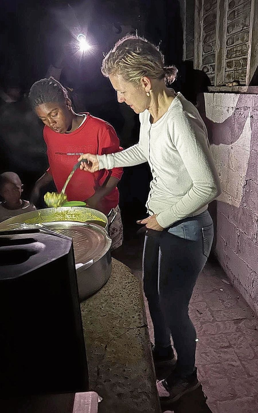 Weihnachten mal anders Melanie Bär beim Essenschöpfen im Avian Park. bär Weihnachten mal anders Melanie Bär beim Essenschöpfen im Avian Park. bär