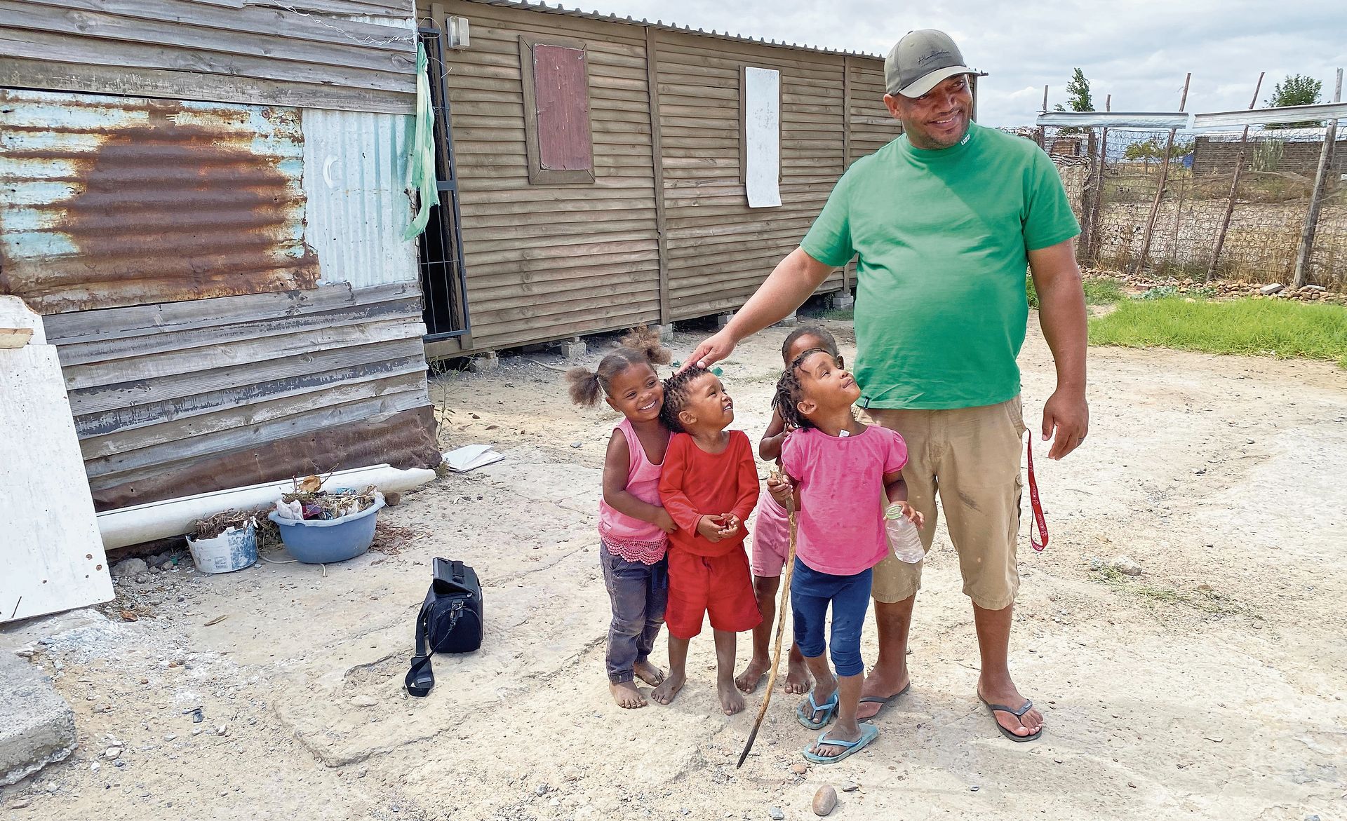 Sylvester de Koker vor der ehemaligen Waffenkammer, wo heute Kinder beim Hausaufgabenmachen unterstützt werden. bär Sylvester de Koker vor der ehemaligen Waffenkammer, wo heute Kinder beim Hausaufgabenmachen unterstützt werden. bär