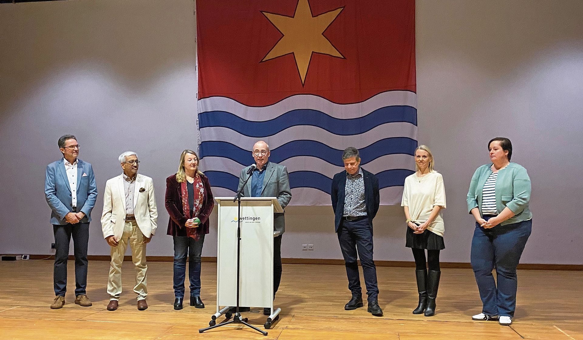 Der neue Gemeindeammann Markus Haas (M.) mit dem neuen Vizeammann Christian Wassmer und den Gemeinderäten Orun Palit, Kirsten Ernst, Martin Egloff, Lilian Studer und der Verwaltungsleiterin Sandra Thut (v. l.). Auf dem Bild fehlt Gemeinderat Philipp Der neue Gemeindeammann Markus Haas (M.) mit dem neuen Vizeammann Christian Wassmer und den Gemeinderäten Orun Palit, Kirsten Ernst, Martin Egloff, Lilian Studer und der Verwaltungsleiterin Sandra Thut (v. l.). Auf dem Bild fehlt Gemeinderat Philippe Rey (parteilos), der im Ausland weilte. Melanie Bär