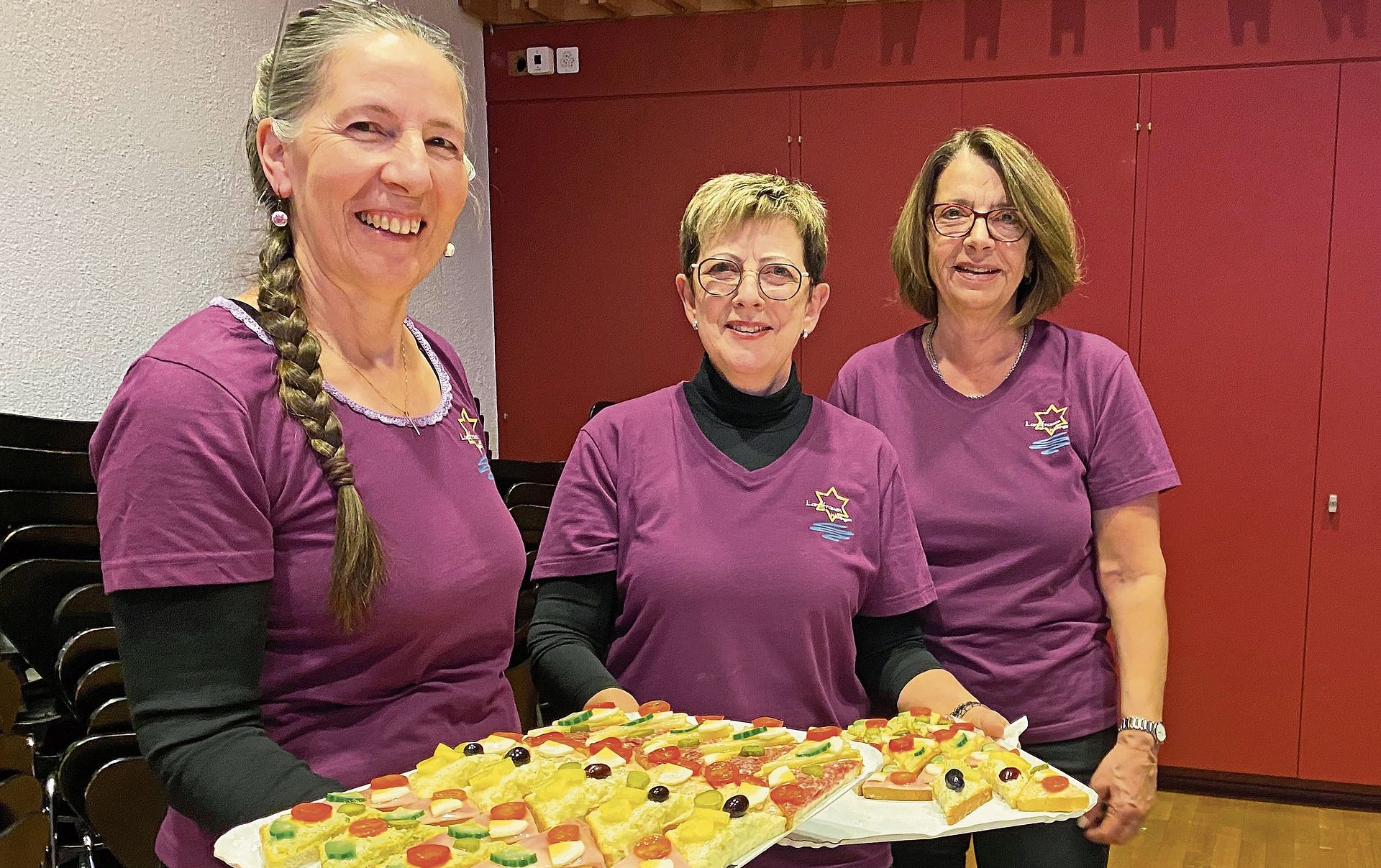 Landrauen Helen Suter, Annemarie Egloff und Sybille Glauser servierten Apéro. Landrauen Helen Suter, Annemarie Egloff und Sybille Glauser servierten Apéro.