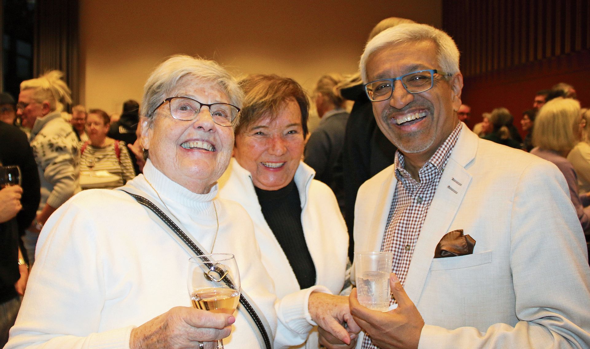 Gemeinderat Orun Palit mit den Besucherinnen Claire Feer und Claire Suter. Gemeinderat Orun Palit mit den Besucherinnen Claire Feer und Claire Suter.