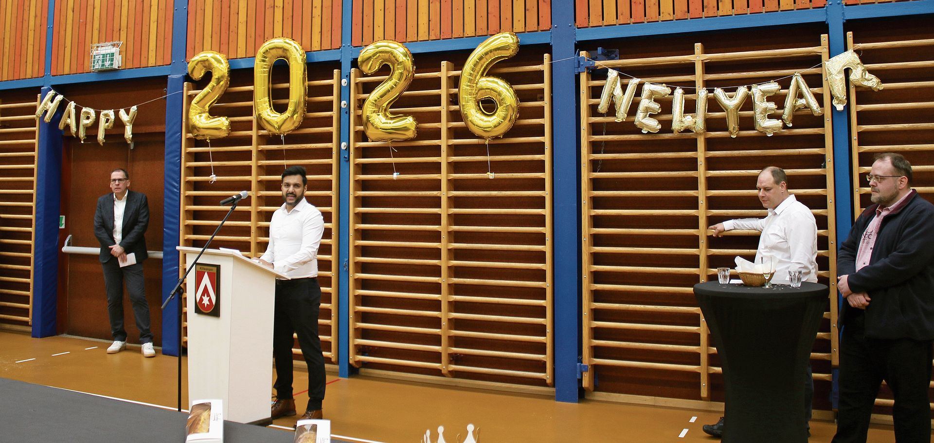 Der Gemeinderat wünschte der Bevölkerung ein gutes neues Jahr, mit Ausnahme von Frau Vizeammann Christine Gisler, die krankheitshalber fehlte, waren alle da. bär Der Gemeinderat wünschte der Bevölkerung ein gutes neues Jahr, mit Ausnahme von Frau Vizeammann Christine Gisler, die krankheitshalber fehlte, waren alle da. bär