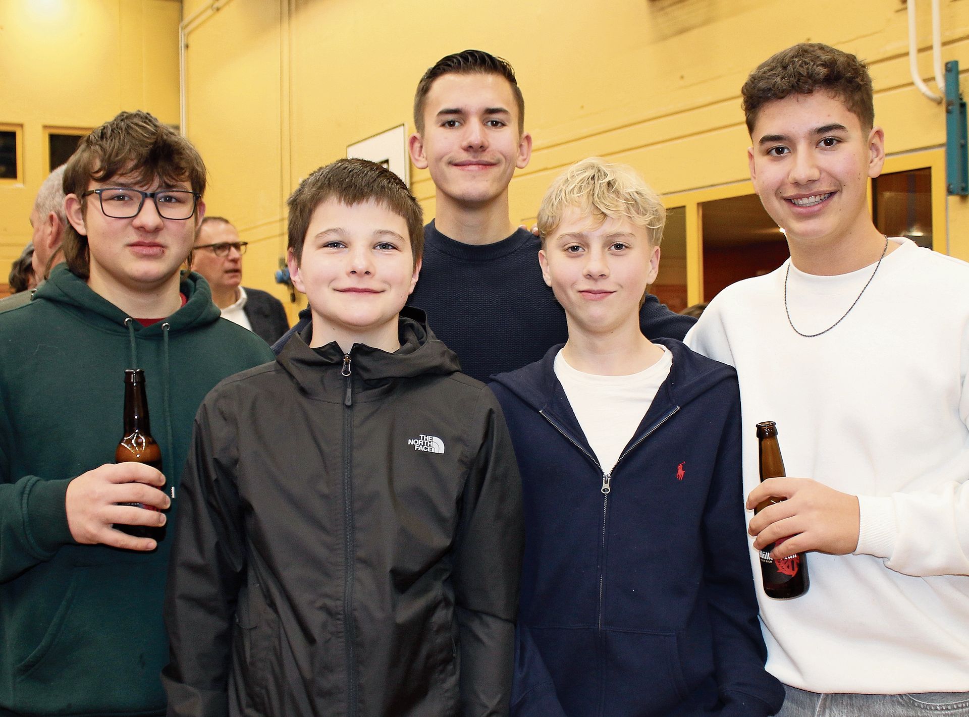 Die Jugendlichen Gian, Thierry, David, Livio und Fabian (v. l.). Melanie Bär Die Jugendlichen Gian, Thierry, David, Livio und Fabian (v. l.). Melanie Bär