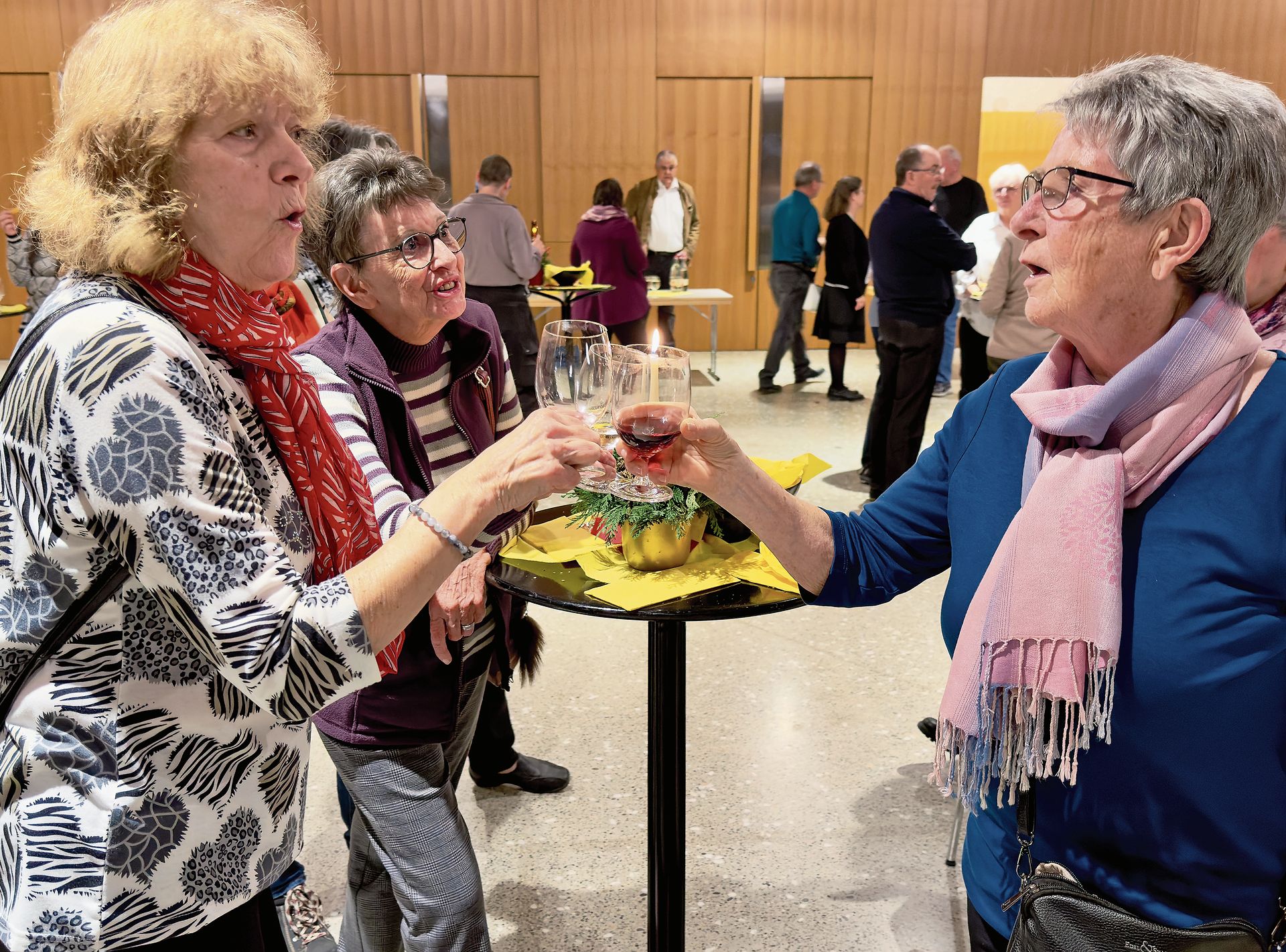 Auf ein gutes 2026 Diese Frauen prosten sich zu. 