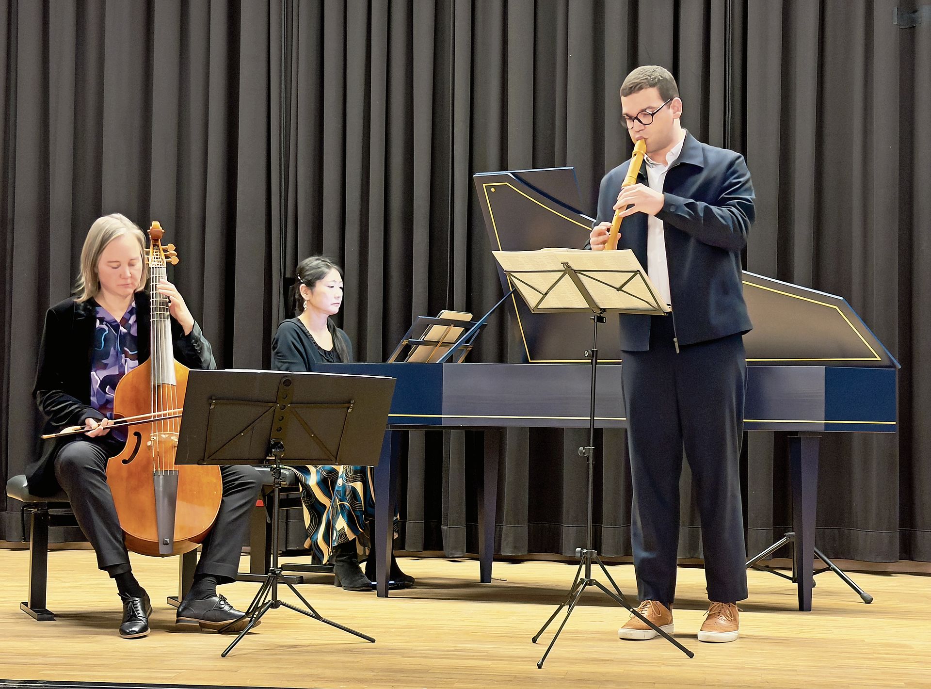 Unterhaltung durch Marc-André Schmid, Cordula Aeschbacher (l.) und Pianistin.