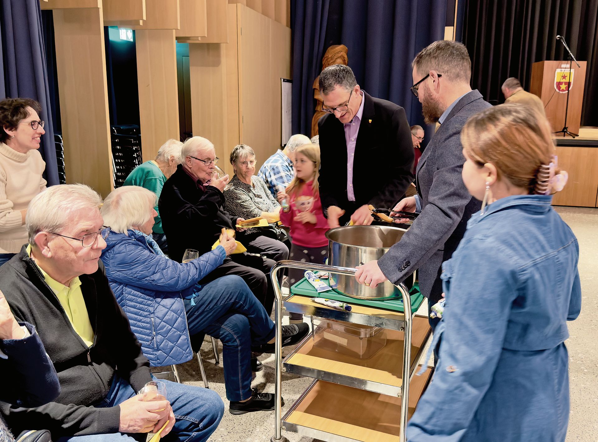 Service durch den Gemeinderat Die Gäste freuts. 