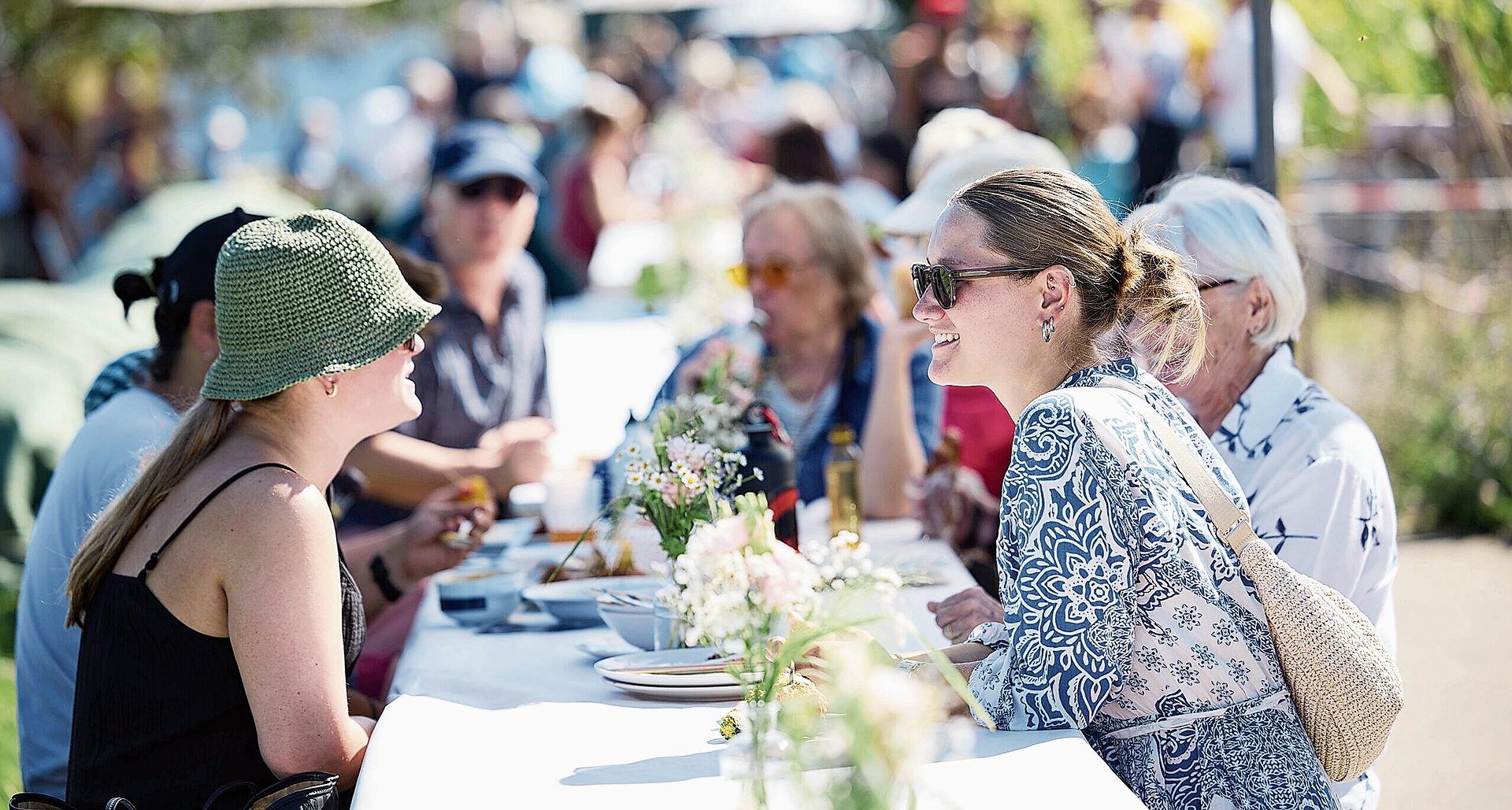 Lange Tafel an der Kantonsgrenze Im Sommer trafen sich die Menschen in Spreitenbach zur Tavolata. zVg/Regionale 25