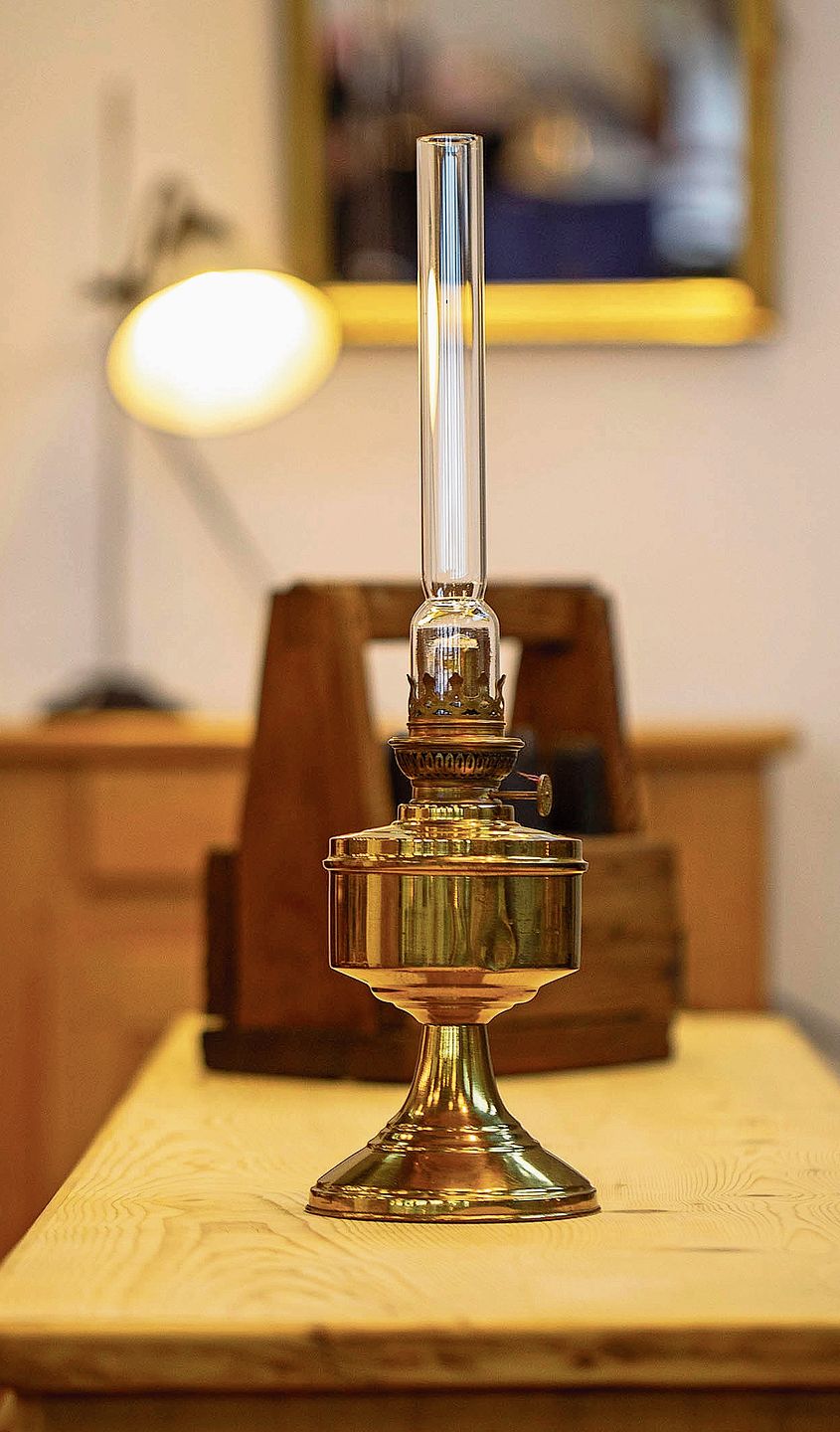 Eine schöne antike Öllampe. Eine schöne antike Öllampe.