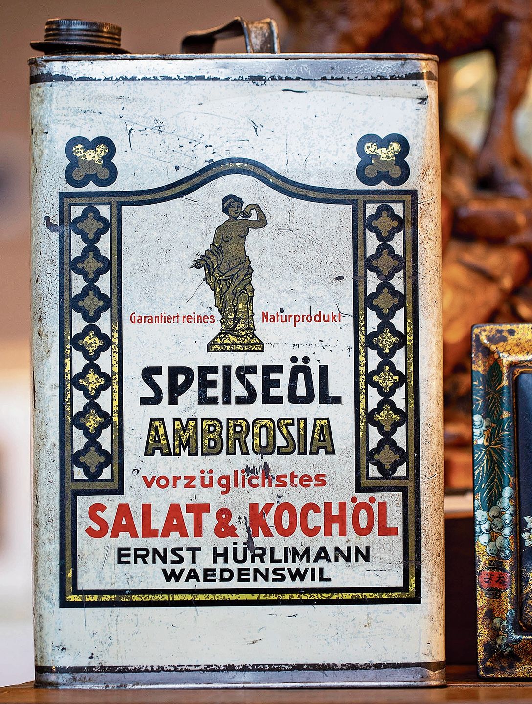 Für fast jeden hat es etwas dabei: Hier sind Scheren und Uhren zu sehen (l.), ein spezielles Öl und ein goldener Schuh. Für fast jeden hat es etwas dabei: Hier sind Scheren und Uhren zu sehen (l.), ein spezielles Öl und ein goldener Schuh.